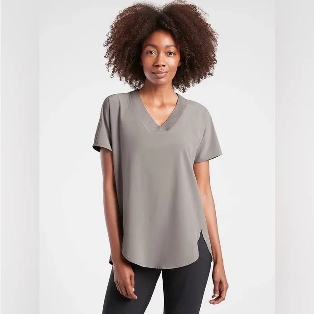 Athleta Zephyr V-Neck Tee in Osprey Grey